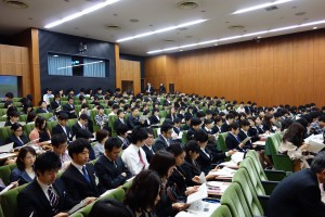 会場はぎっしり。みんなびしっと決めてきてます。