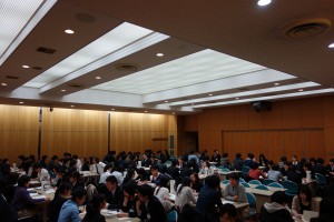 グループに分かれて話し合いです。和気藹々と楽しく進んでます。