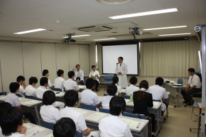 まずは寳金病院長のご挨拶です。みなさん、まだ緊張されているでしょうか?